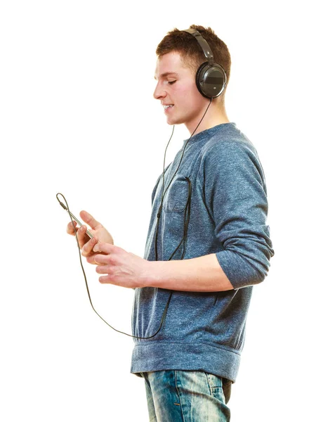 Ung man med hörlurar lyssna musik — Stockfoto