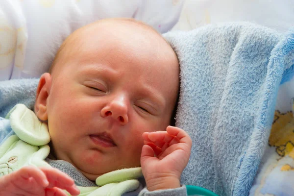 Weinig pasgeboren baby liggend in deken — Stockfoto