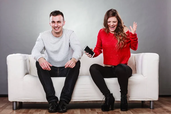 Vrouw schreeuwen op een man. Man vreemdgaan. Verraad. — Stockfoto