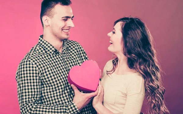 Pareja romántica el día de San Valentín. Concepto de amor . — Foto de Stock