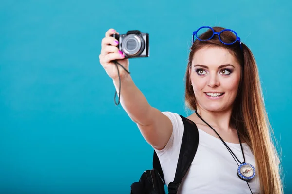 Žena turistické užívání fotografií s fotoaparátem — Stock fotografie