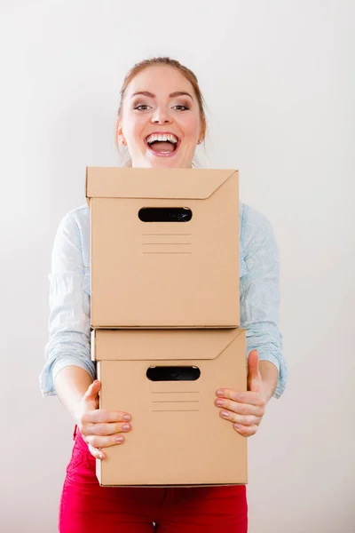 Mujer feliz mudándose a la casa llevando cajas . — Foto de Stock