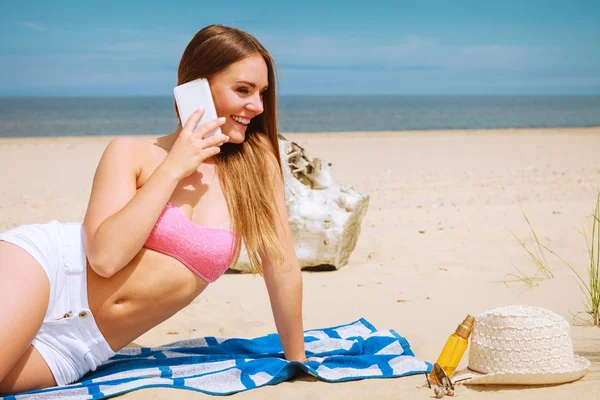 Kvinna på strand pratar med mobiltelefon. — Stockfoto
