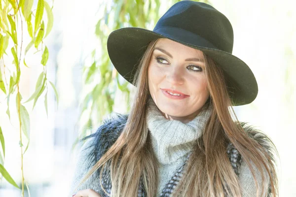 Retrato de mujer de belleza al aire libre — Foto de Stock