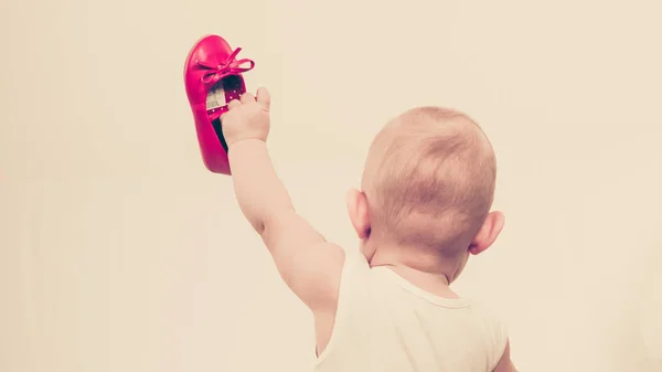 Meisje met rode schoenen — Stockfoto