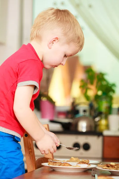 Pequeño niño preparando panqueques para el desayuno — Foto de Stock