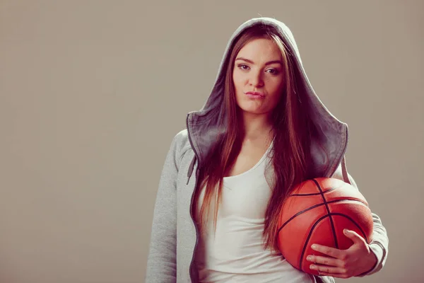 头罩里拿着篮球的漂亮少女. — 图库照片