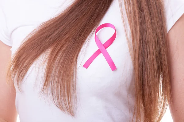 Розовая лента на груди женщины, чтобы поддержать рак груди причиной — стоковое фото