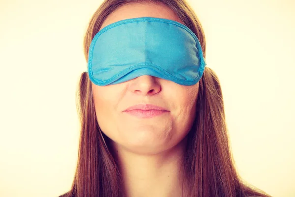 Morena mulher dormindo em azul olho sono máscara — Fotografia de Stock