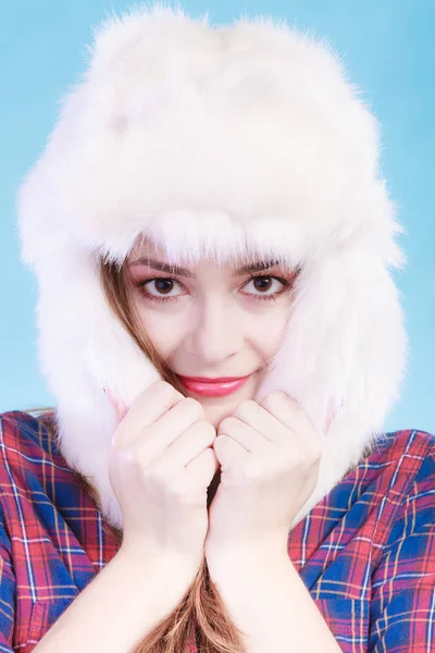 Jeune femme en bonnet de fourrure d'hiver — Photo