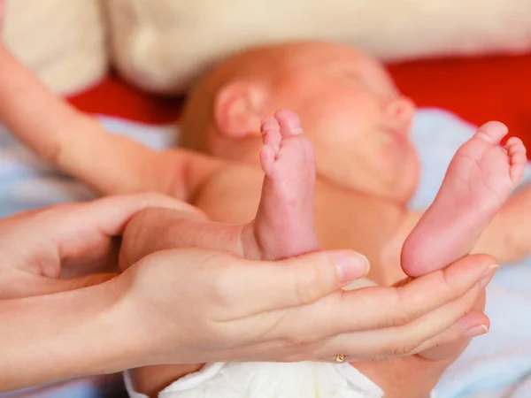 Close-up aan kleine baby pasgeboren voeten — Stockfoto