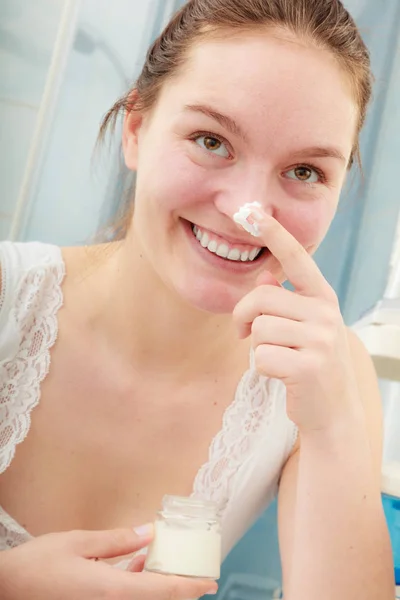 Vrouw toepassing hydraterende huid crème. Huidverzorging. — Stockfoto