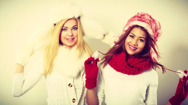 Zwei lächelnde Mädchen in warmer Winterkleidung. — Stockfoto