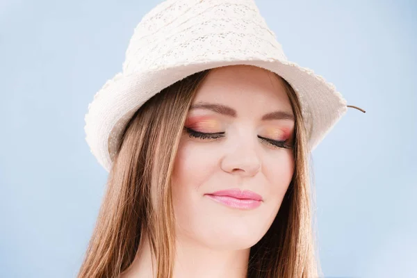 Kvinnan möta färgstarka ögon makeup, sommaren stråhatt leende — Stockfoto