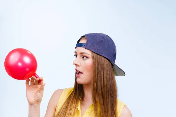 Ragazza adolescente con palloncino rosso . — Foto Stock