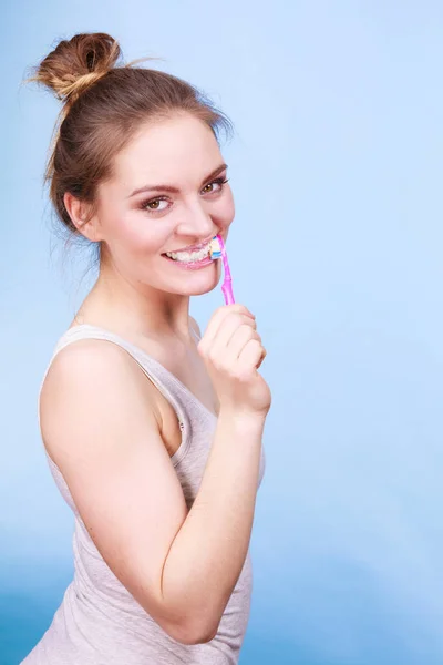 Mulher escovando dentes de limpeza — Fotografia de Stock