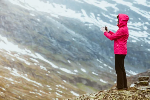 Tourist beim Fotografieren vom Dalsnibba-Aussichtspunkt Norwegen — Stockfoto