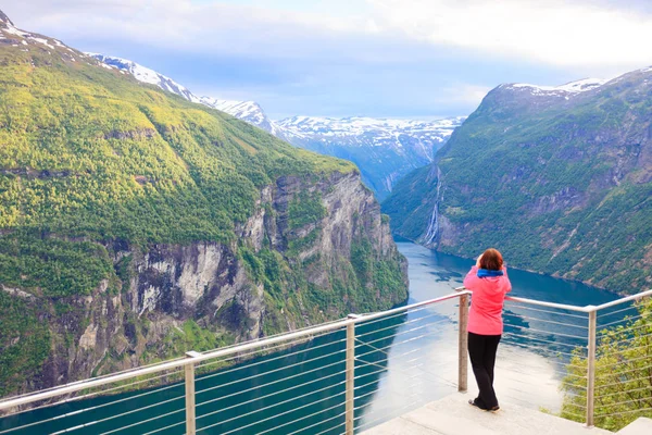 Turista guardando Geirangerfjord dal punto di vista Flydasjuvet Norvegia — Foto Stock
