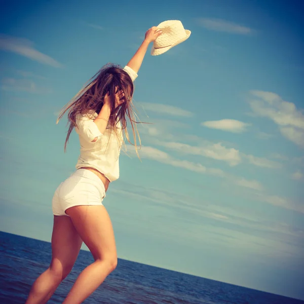 Glad kvinna på sommaren beach. — Stockfoto