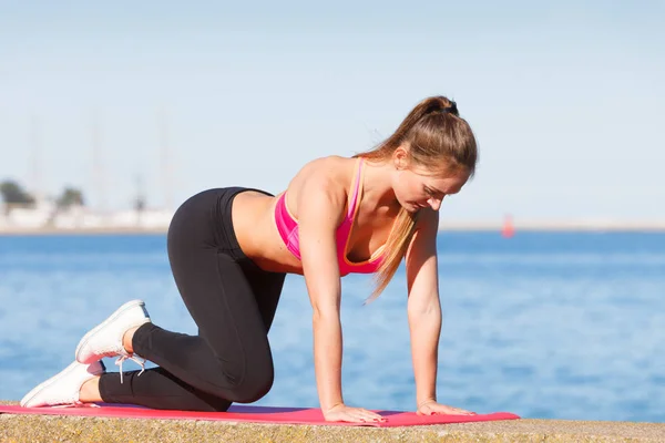 Kadının spor yapması, açık havada deniz kenarında egzersizleri — Stok fotoğraf