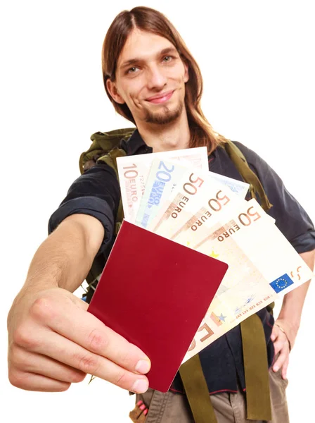 Homem turista mochileiro segurando dinheiro e passaporte . — Fotografia de Stock