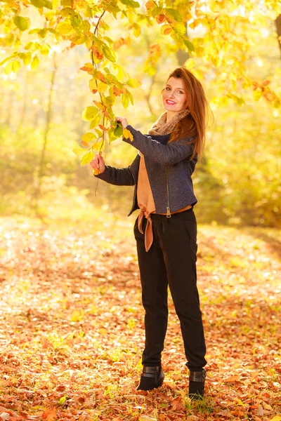 Jeune femme dans le parc — Photo