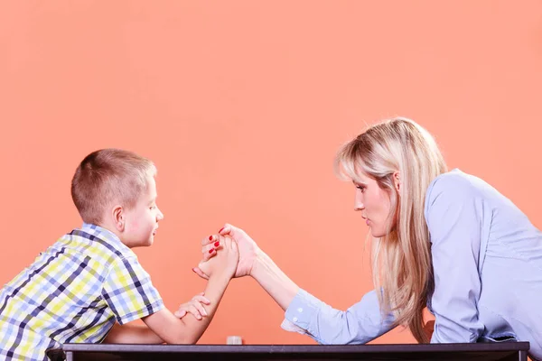 Mãe e filho braço wrestle sentar à mesa . — Fotografia de Stock