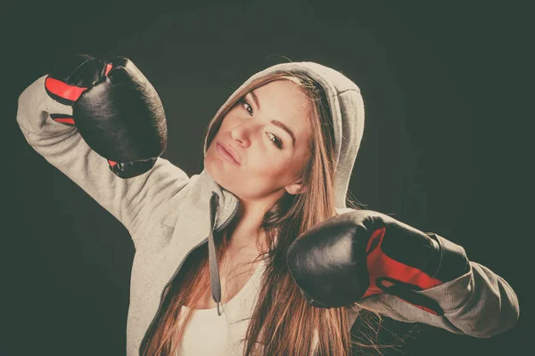 Mujer usar guantes de boxeador con brazos en el aire . —  Fotos de Stock