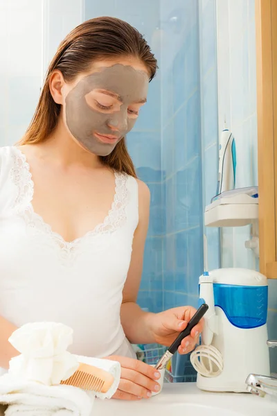 Mujer aplicando máscara facial de barro — Foto de Stock