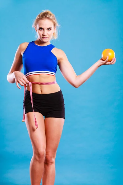 Mujer ajuste chica con cinta métrica y pomelo — Foto de Stock