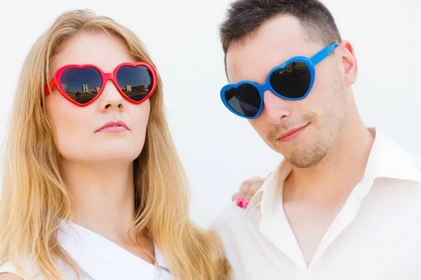 Мужчина и женщина носят очки в форме сердца — стоковое фото
