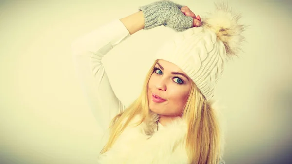 Mujer vistiendo ropa de invierno caliente — Foto de Stock