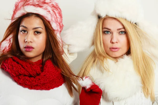 Twee meisjes met winter outfit. — Stockfoto