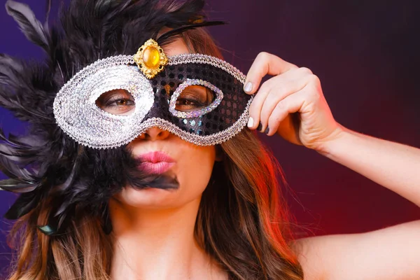 Closeup γυναίκα πρόσωπο με μάσκα καρναβάλι στο σκοτάδι — Φωτογραφία Αρχείου