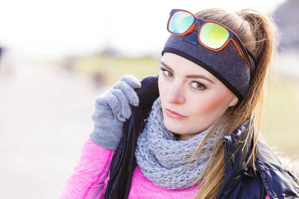 Fitness menina vestindo roupas quentes desportivas no dia frio — Fotografia de Stock
