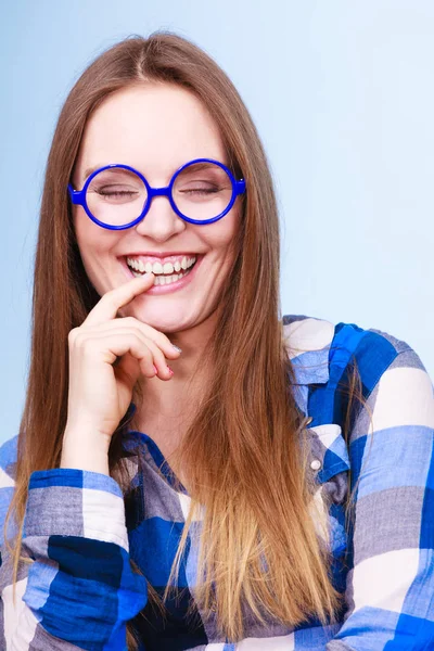 Feliz sonriente mujer nerd en gafas raras — Foto de Stock