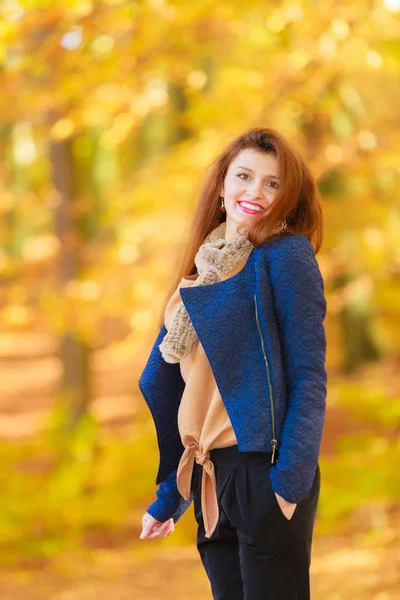 Muchacha modesta en el ambiente otoñal . —  Fotos de Stock