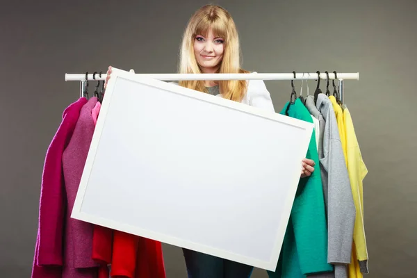 Mujer en el armario del centro comercial con espacio de copia de pancarta en blanco —  Fotos de Stock