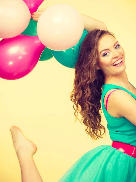 Vrouw met een bos van kleurrijke ballonnen — Stockfoto