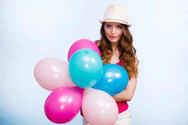 Frau spielt mit vielen bunten Luftballons — Stockfoto