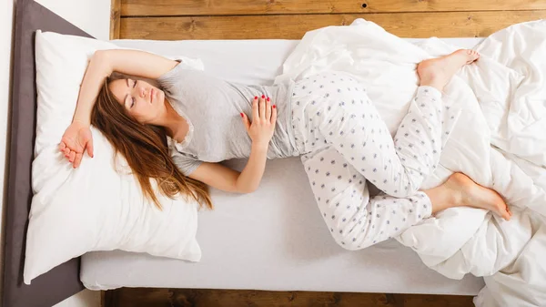 Flicka sover i sängen. — Stockfoto