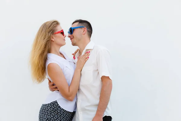 Mann und Frau mit herzförmiger Sonnenbrille — Stockfoto