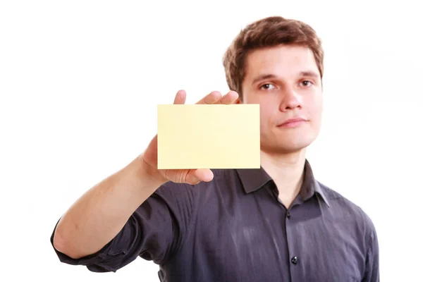 Jonge man met stukje papier. — Stockfoto