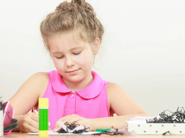 Menina desenhar na sala de aula — Fotografia de Stock