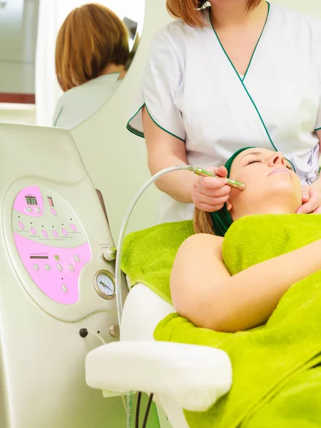 Estetista facendo microdermoabrasione diamante sulla donna — Foto Stock