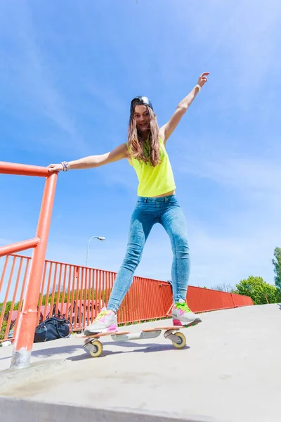 Teen girl skater reiten skateboard auf straße. — Stockfoto