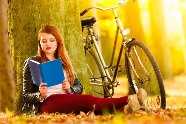 Mujer chica relajante en otoño parque lectura libro —  Fotos de Stock