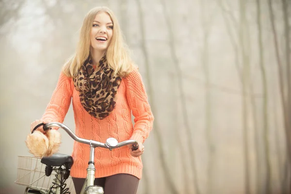 Glückliche Frau mit Fahrrad im Herbstpark. — Stockfoto