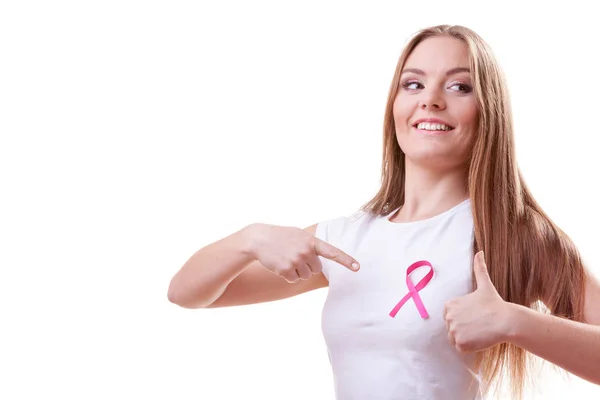 Mujer rosa cáncer cinta en el pecho haciendo pulgar hacia arriba —  Fotos de Stock