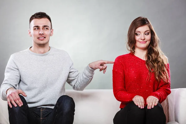 Blyg kvinna och man sitter på soffan. Första datum. — Stockfoto